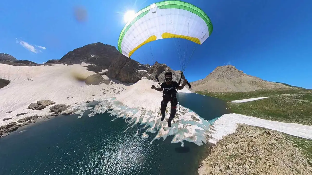 2 bin 500 metre rakımdaki buzul gölünde kayak