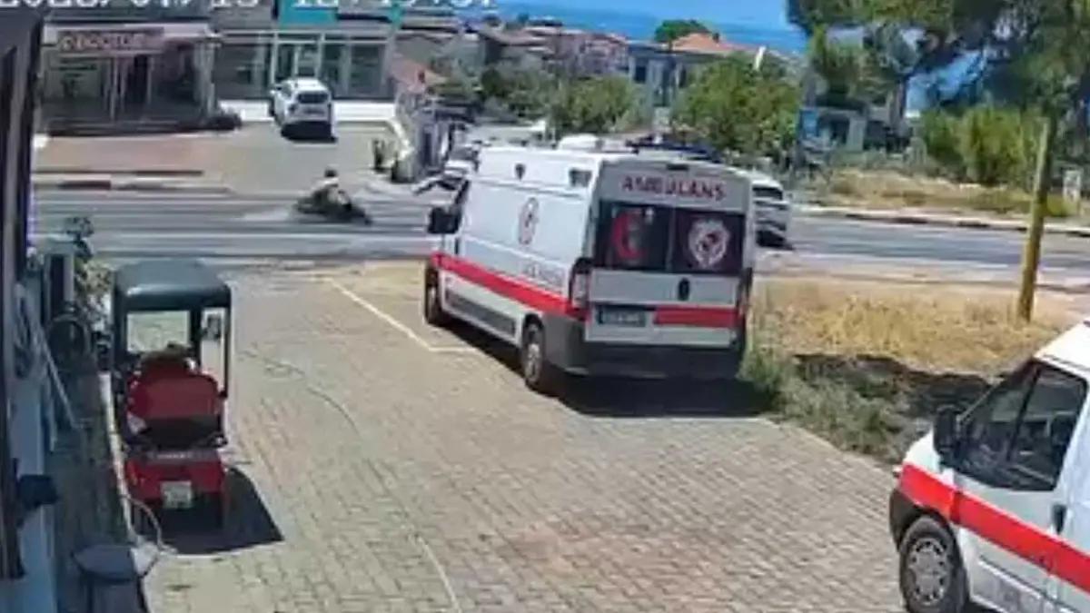 İzmir'de otomobil ile çarpışan motosikletin sürücüsü öldü