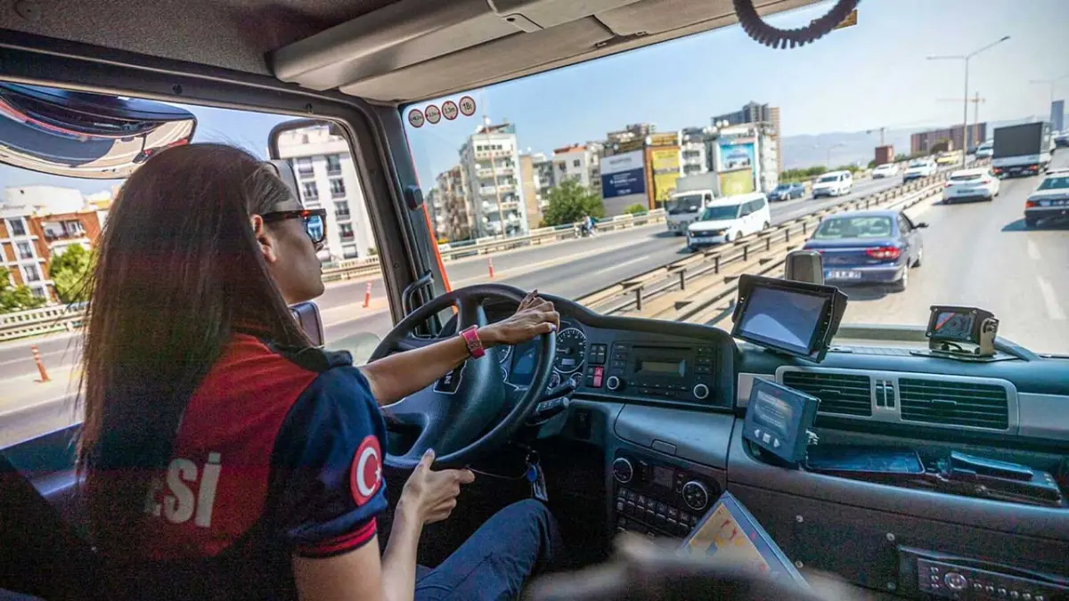 İzmir itfaiyesinin ilk ve tek kadın şoförü Ayet