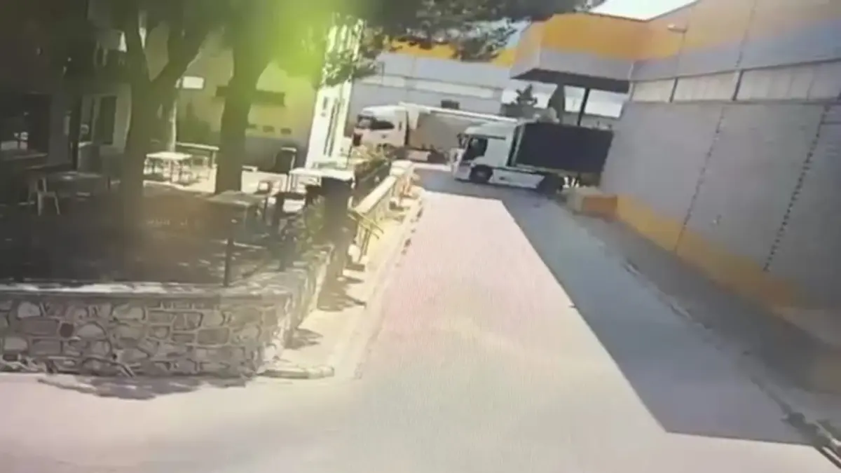 TIR ile çarpışan forkliftin sürücüsü yaşamını yitirdi; kaza güvenlik kamerasına yansıdı