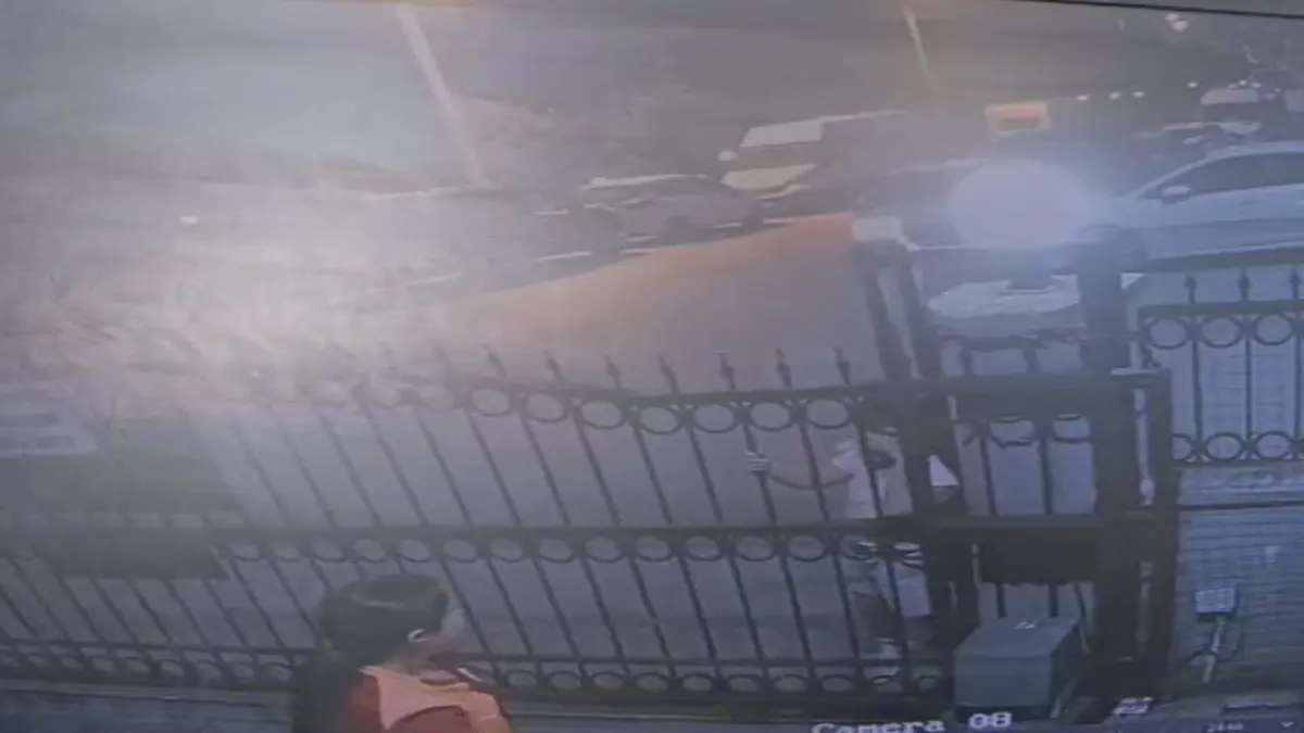 İzmir'de bir çocuğun kolu otomatik site kapısına sıkıştı
