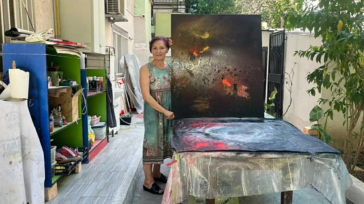 Emekli öğretmen, evinin bahçesini sanat atölyesine çevirdi
