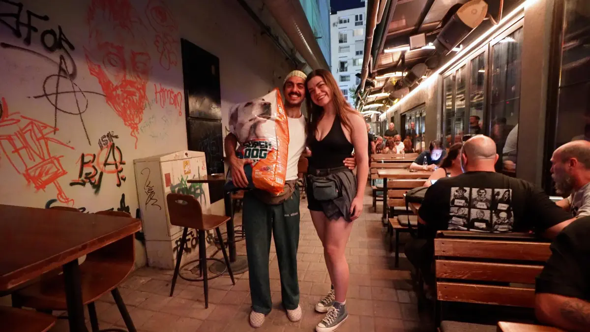 Can dostları yararına konserde giriş bileti mama oldu