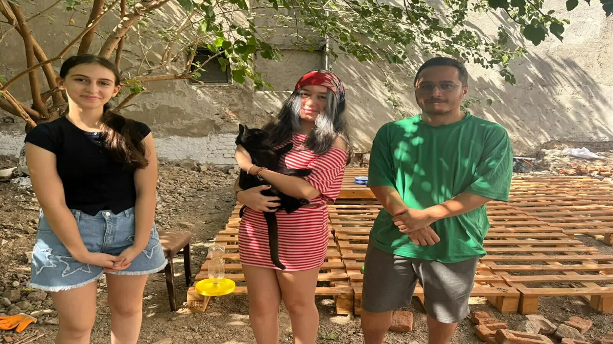 Sokak kedileri projesine 13 yaşındaki Bade'den destek